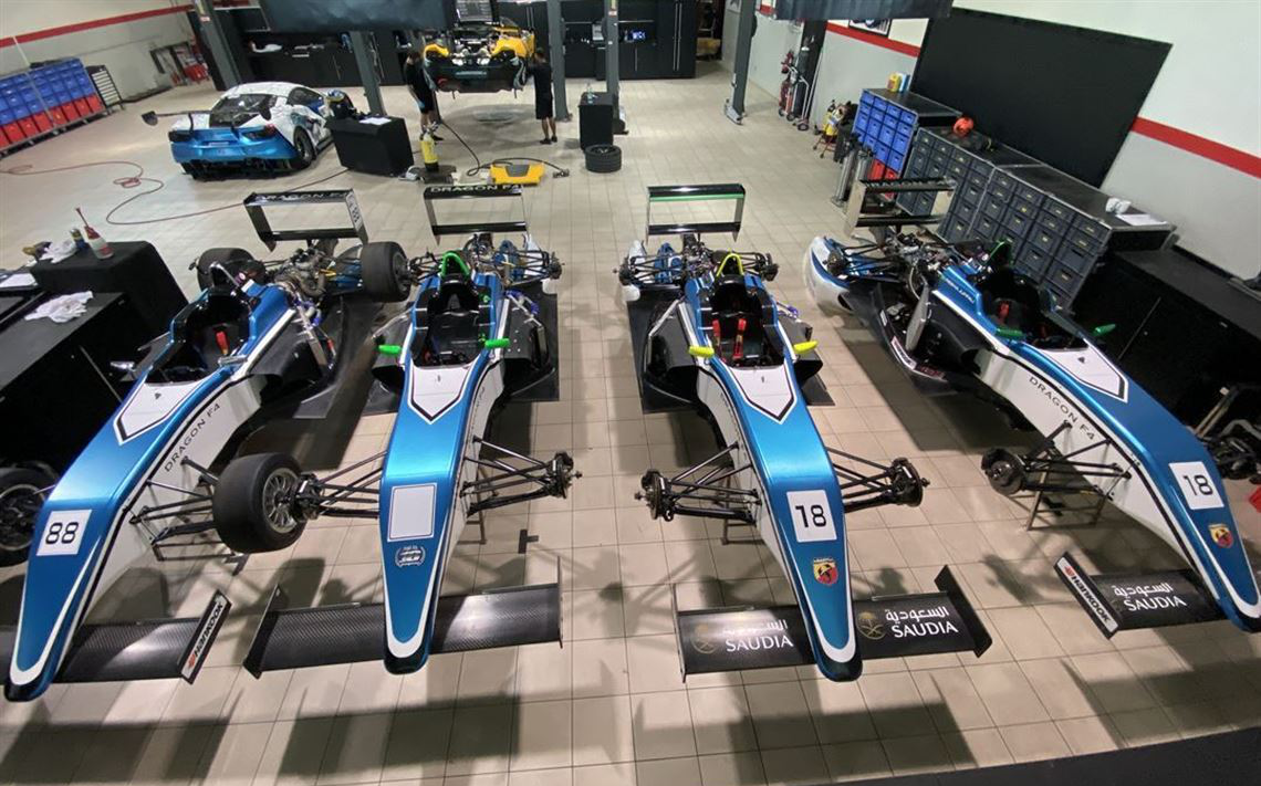 2 x Tatuus FIA F4赛车+很多备件