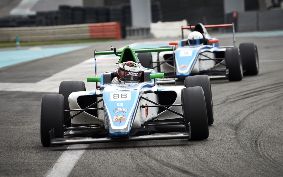 2 x Tatuus FIA F4赛车+很多备件