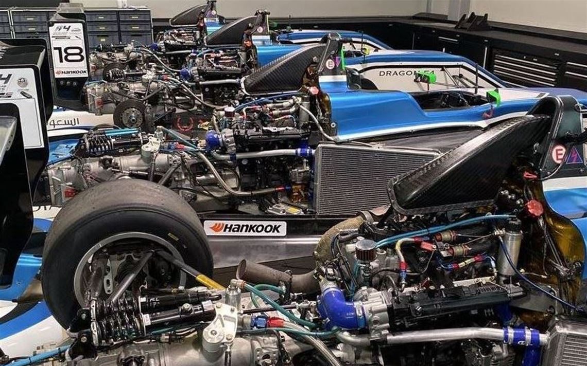 2 x Tatuus FIA F4赛车+很多备件