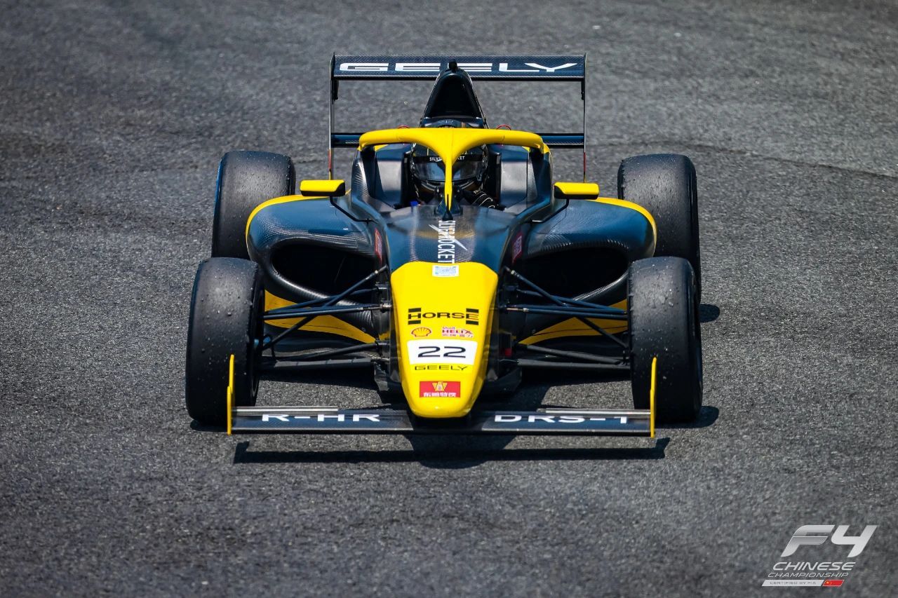 Ang SilverRocket AME Formula Team ay gumaganap ng malakas na nota sa track