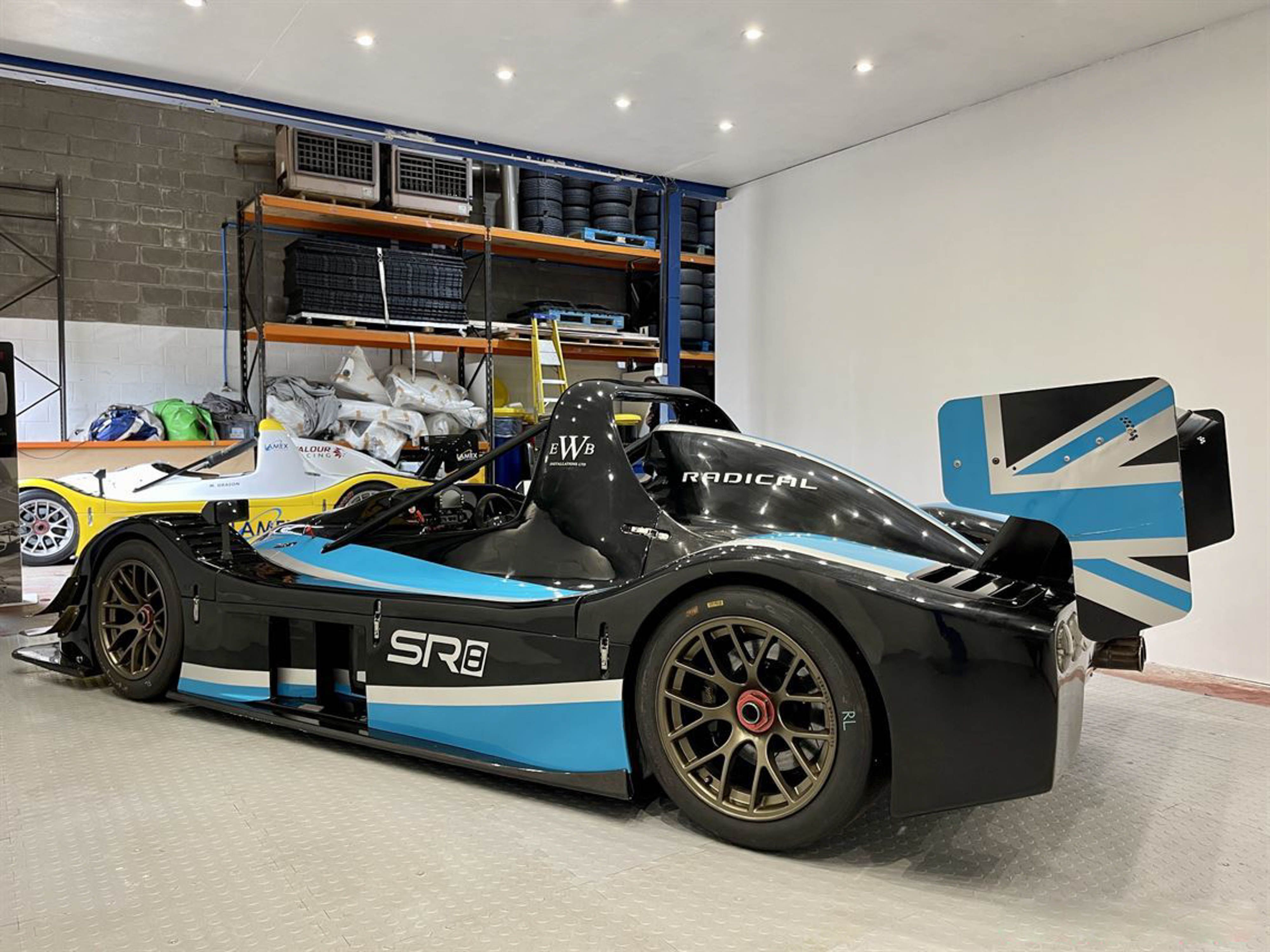 RADICAL SR8 V8 带换档拨片, 高规格