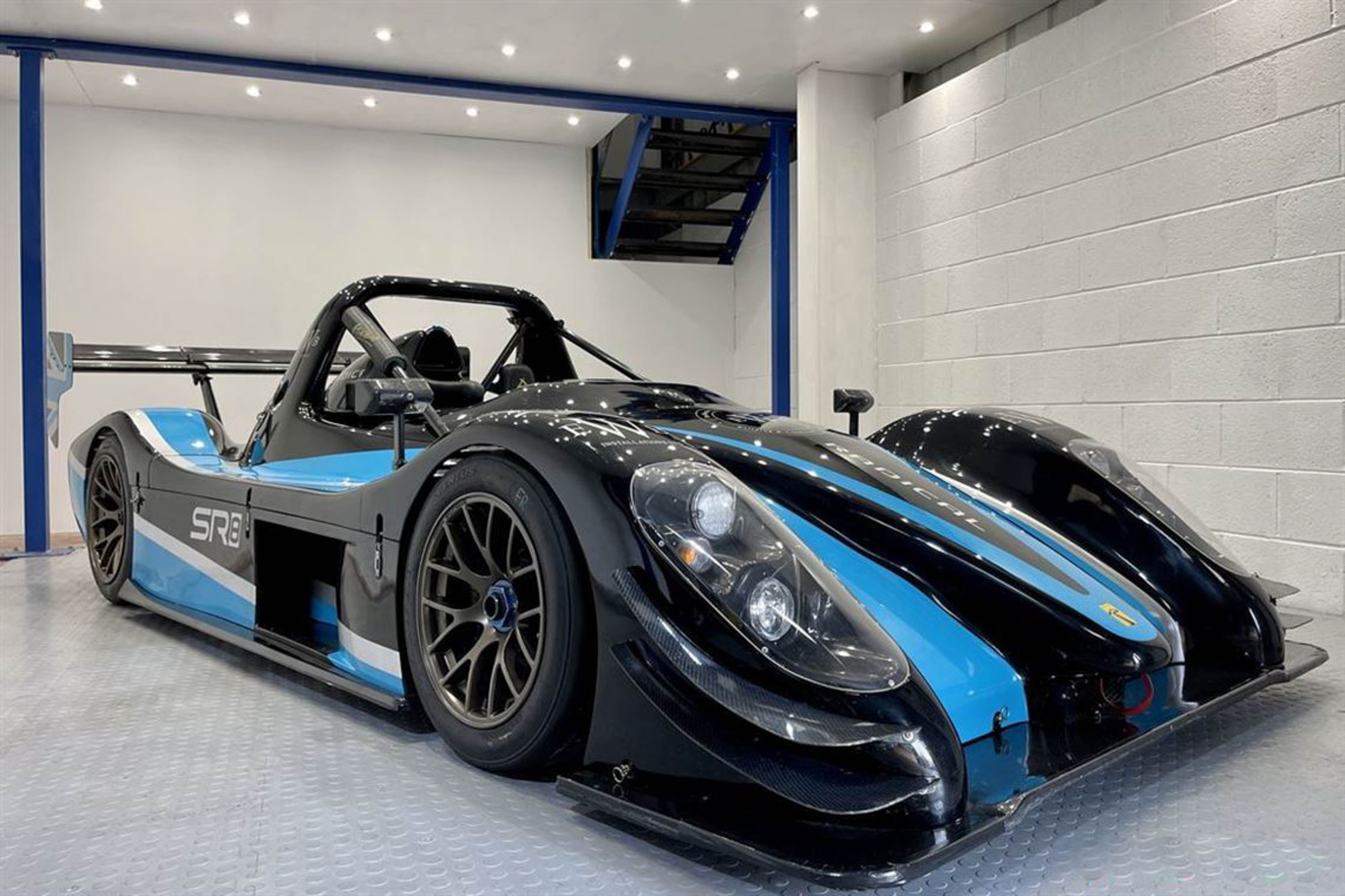 RADICAL SR8 V8 带换档拨片, 高规格