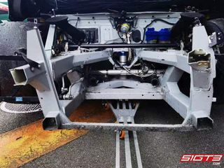 Karosserie in Weiß des 2021 Audi R8 LMS GT3 EVO II (vorne leicht beschädigt)