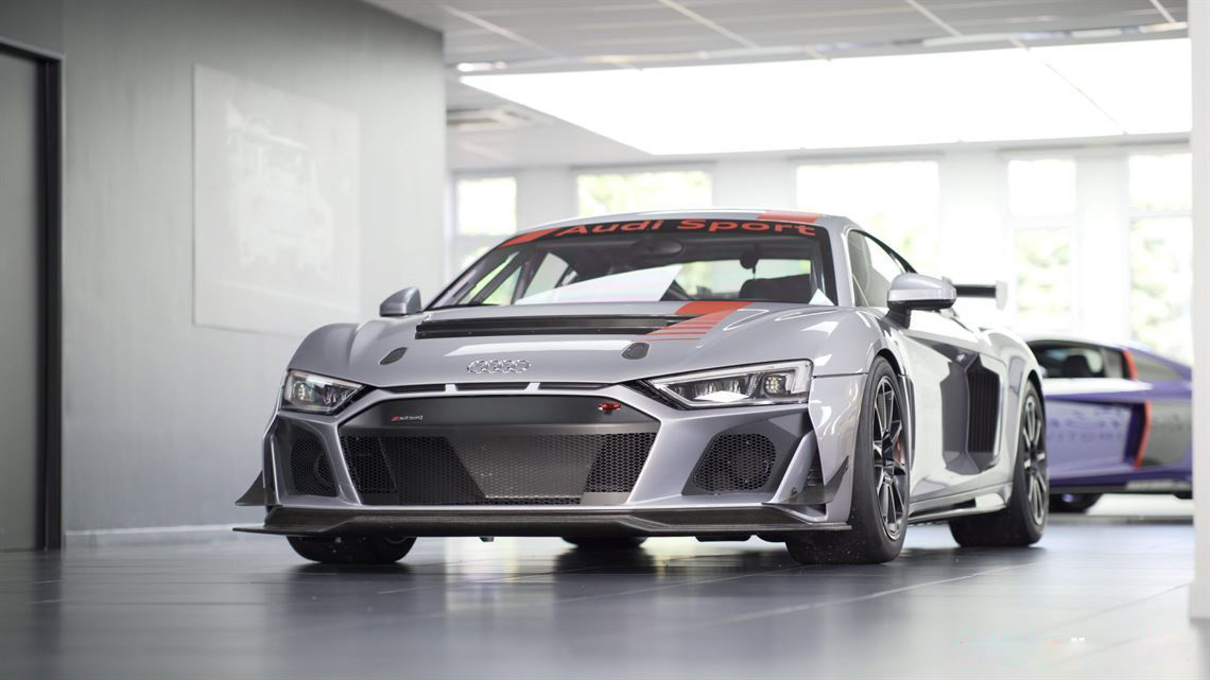 三辆 - 奥迪 R8 LMS GT4 Evo，带大量配件