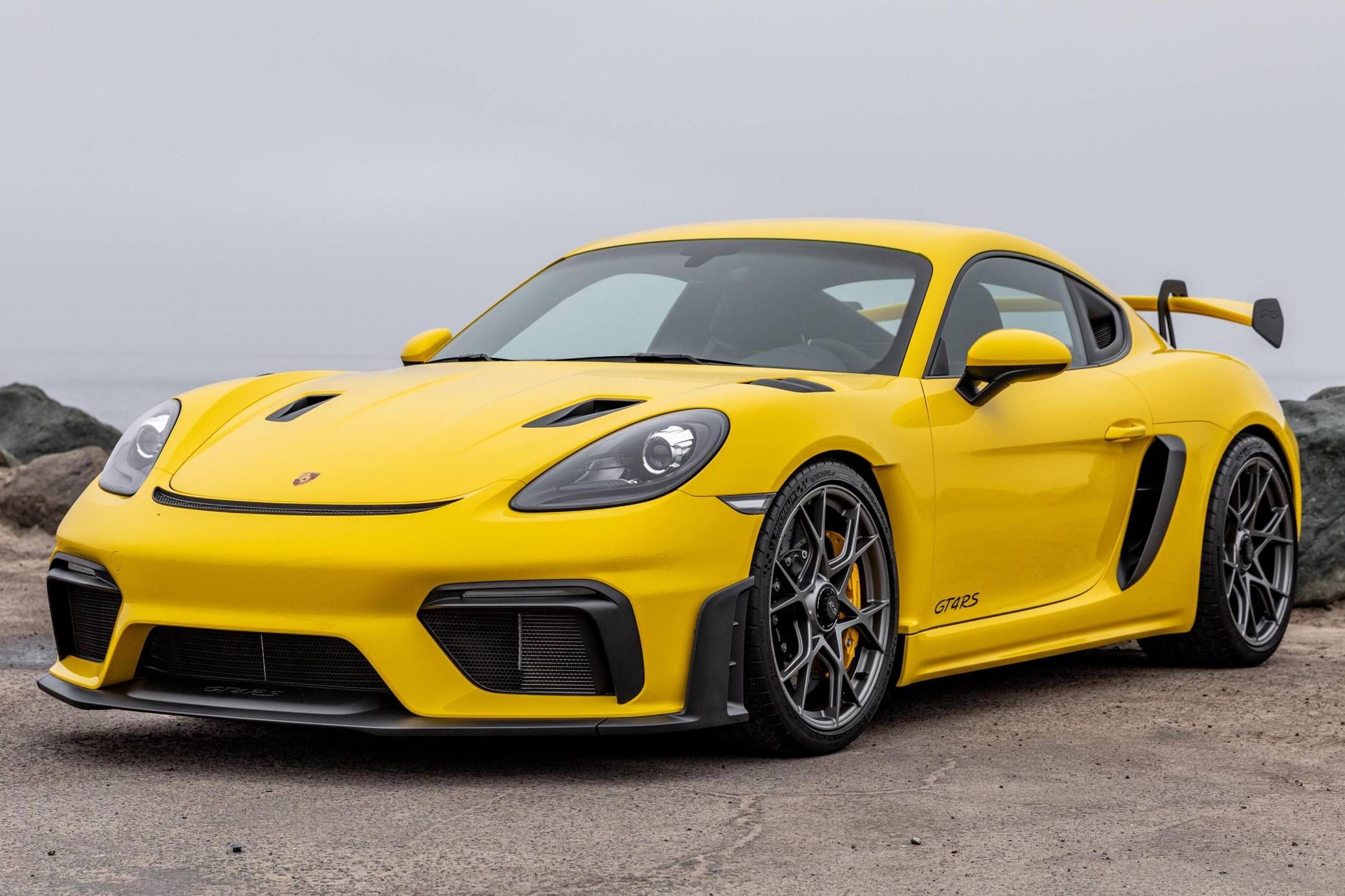 1/43 Minichamps 2021 Porsche 718 (982) Cayman GT4 RS (Yellow
