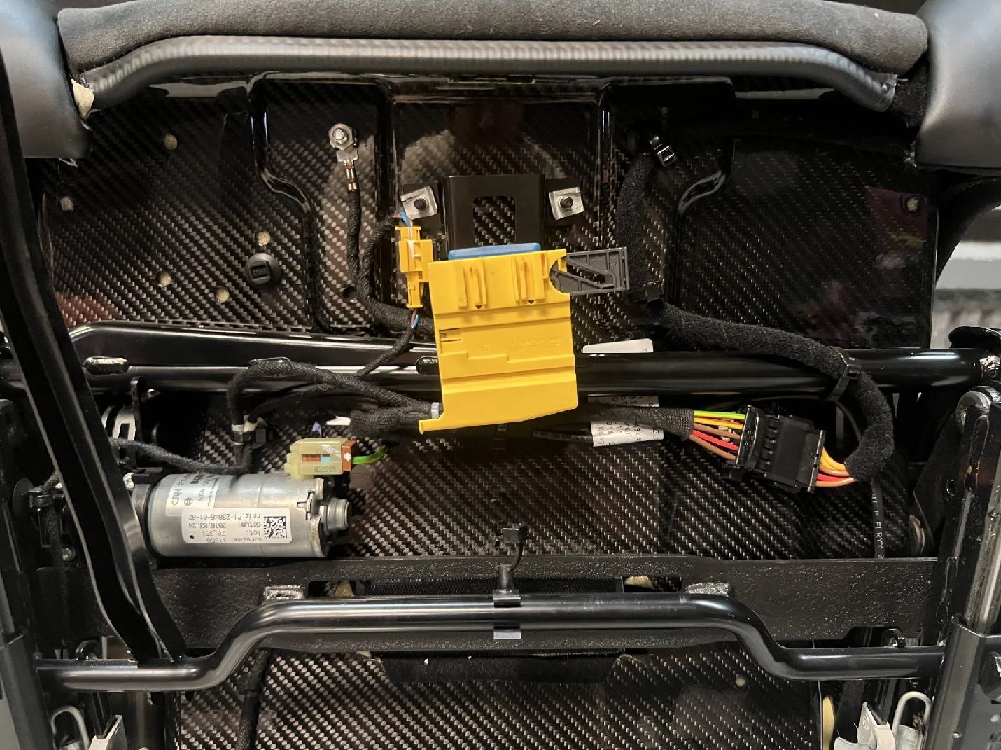 เบาะนั่งแบบ Bucket Seat น้ำหนักเบาของ Porsche Cayman GT4