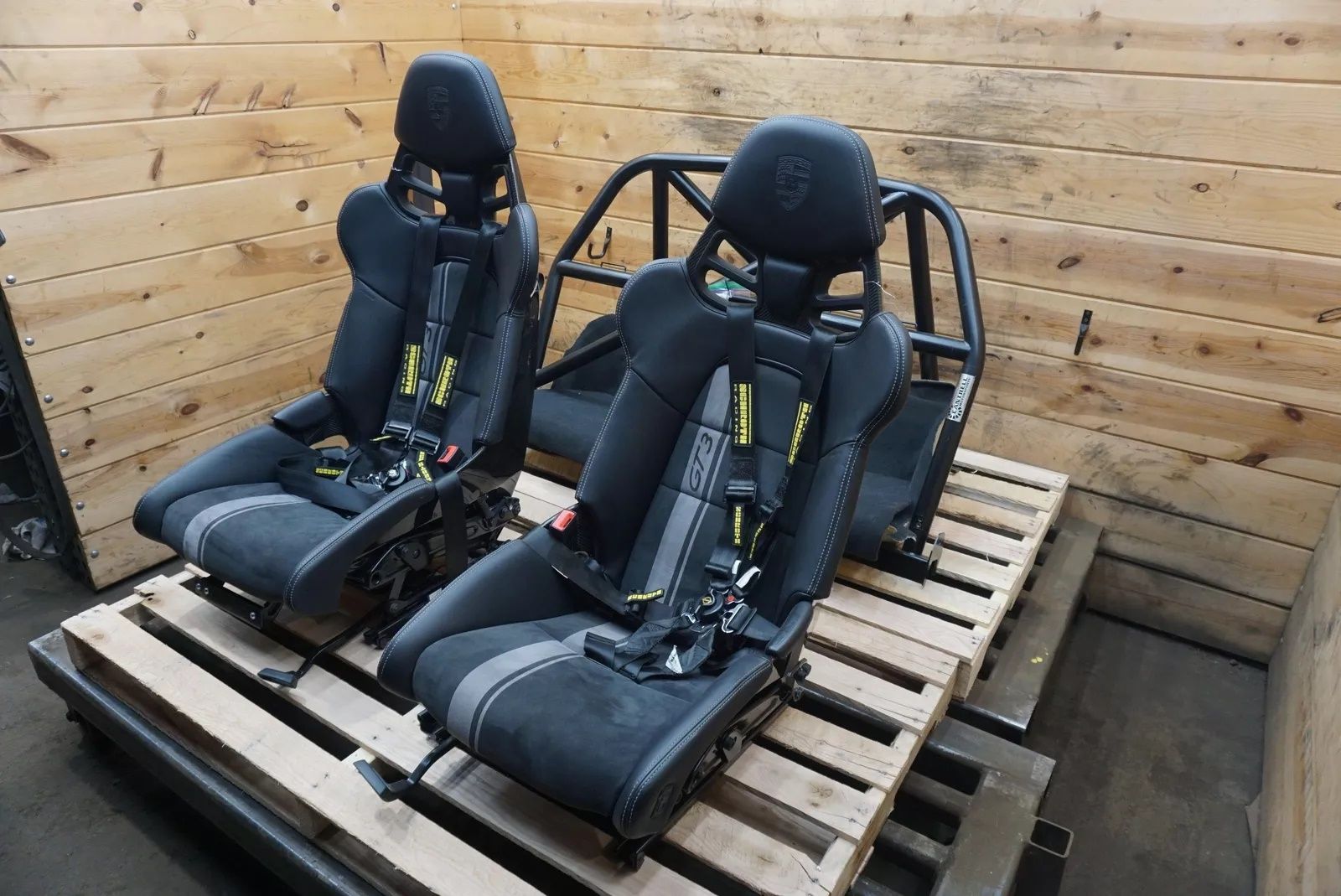 Asiento tipo butaca de fibra de carbono con jaula antivuelco Cantrell y alfombra trasera Porsche 991 911 GT3