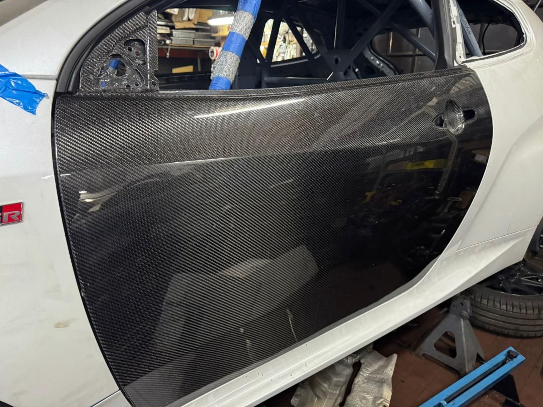 Dry prepeg carbon door para sa GR Yaris