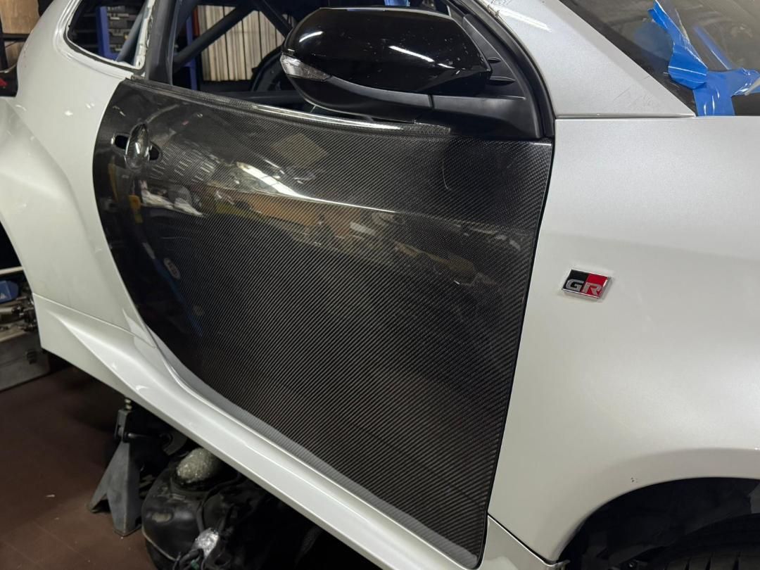 Dry prepeg carbon door para sa GR Yaris