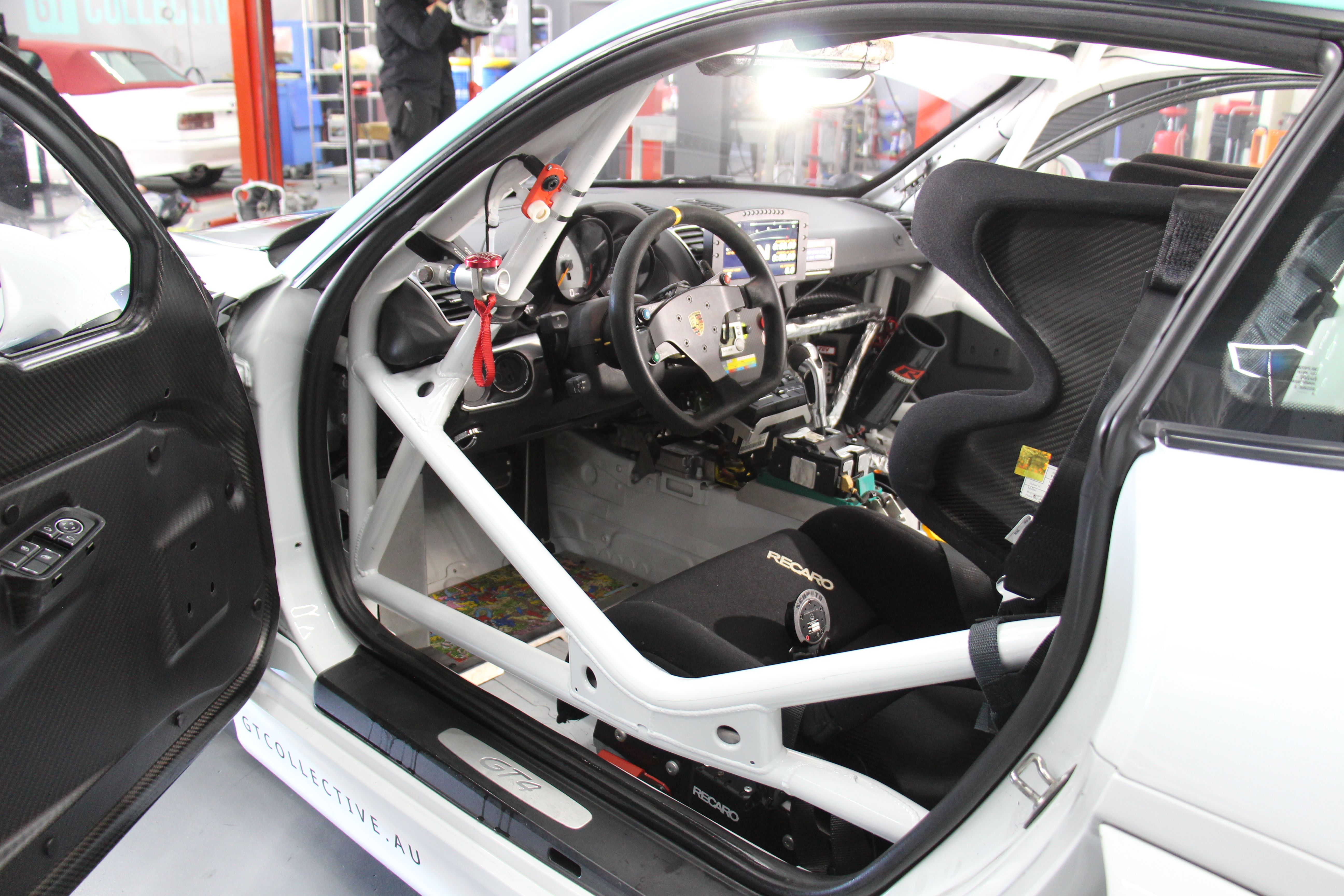 ポルシェ ケイマン GT4 MR (マンタイ レーシング)