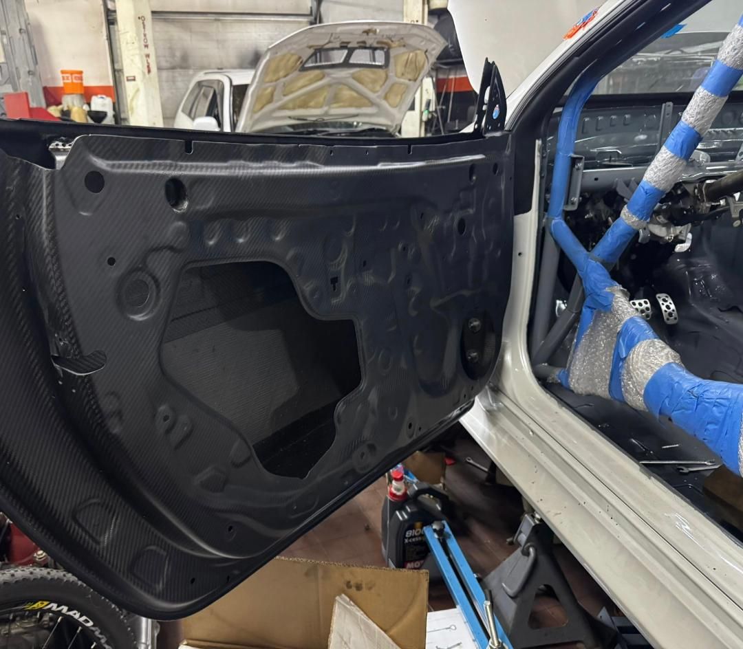 Dry prepeg carbon door para sa GR Yaris