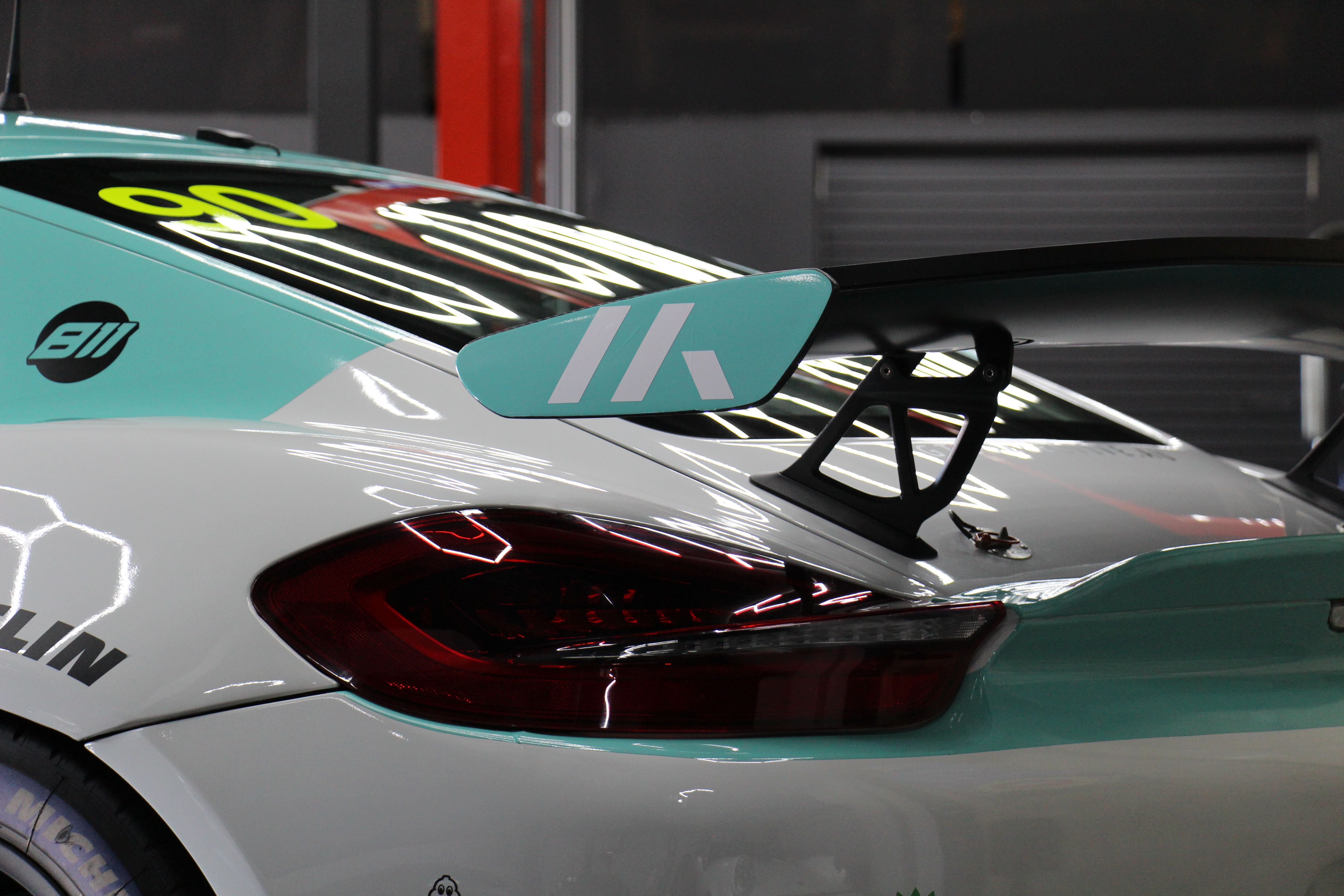 ポルシェ ケイマン GT4 MR (マンタイ レーシング)