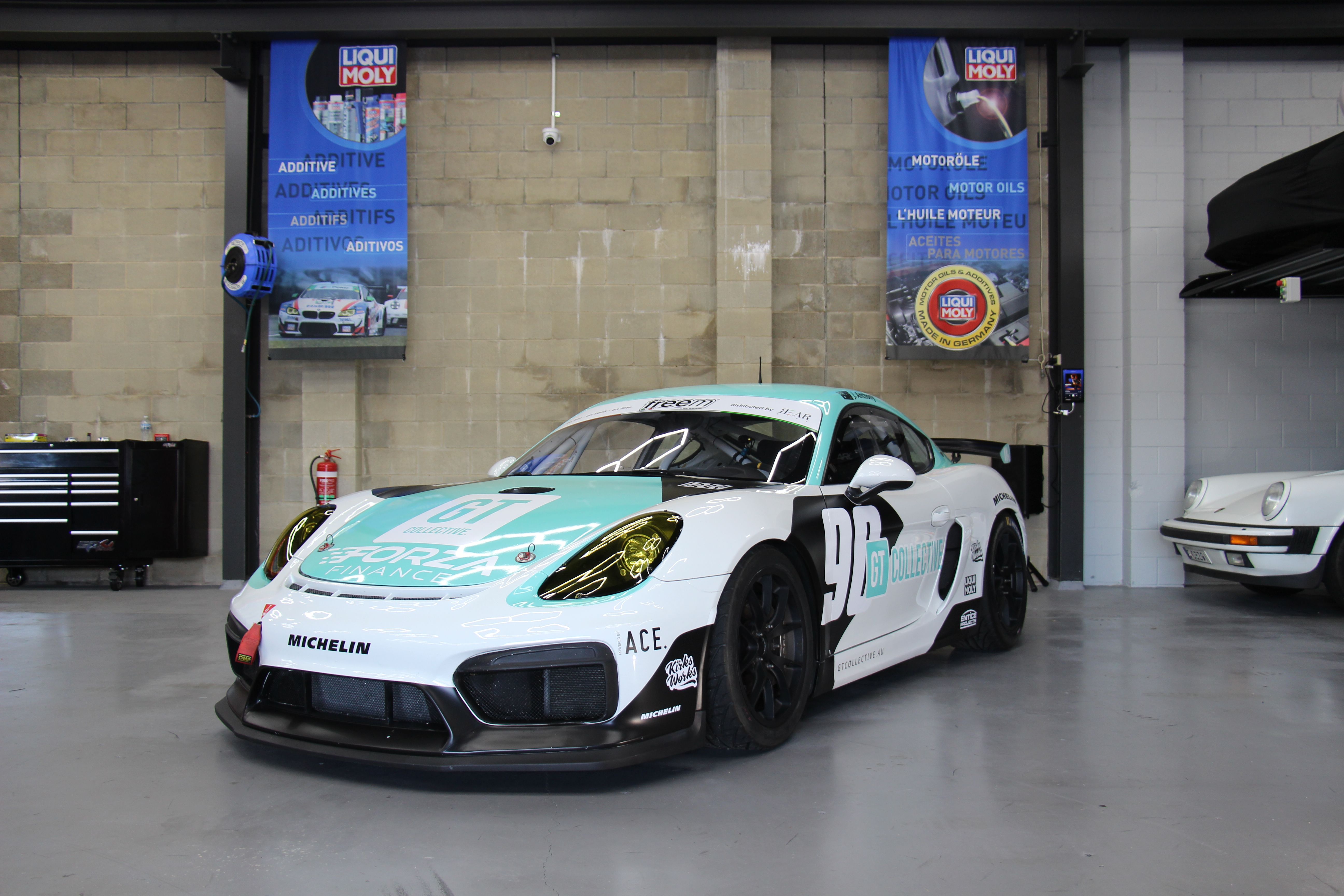 PORSCHEポルシェ ルマンレーシングチームジャケット激レア ポルシェ ケイマン GT4 MR (マンタイ レーシング) 売り出し中