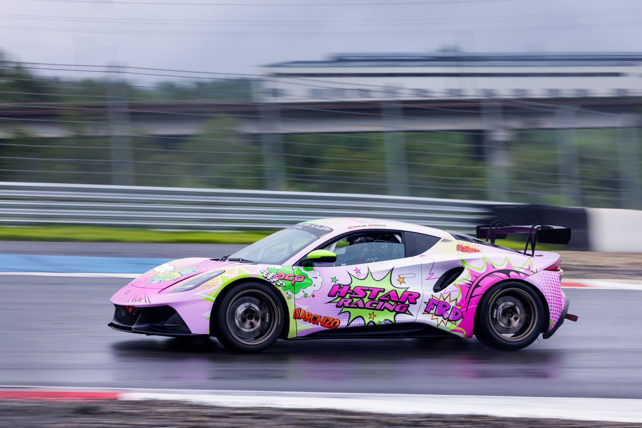 Vůz Lotusu Emira Cup