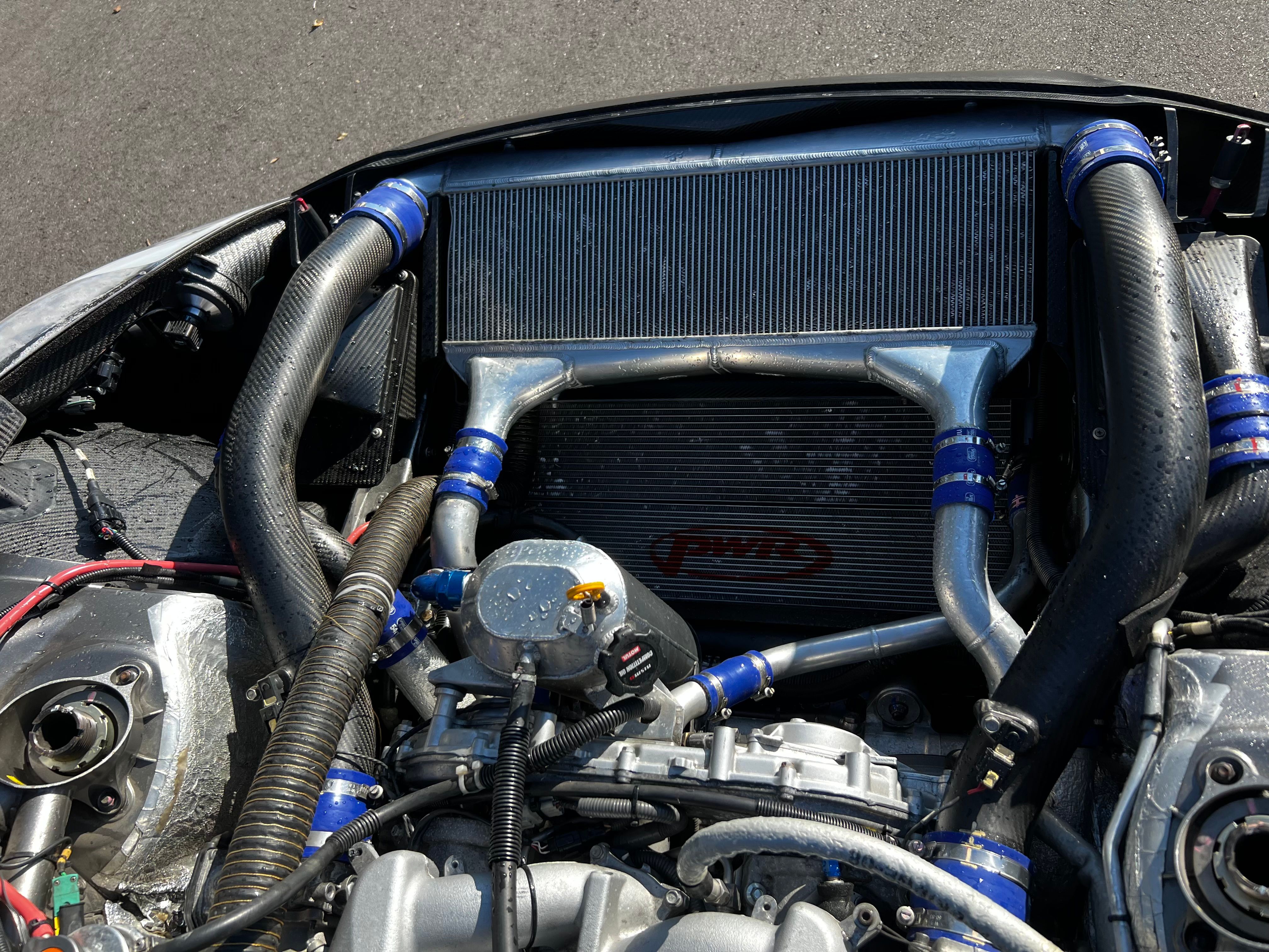 2018 निसान जीटी-आर जीटी3 रेस कार, साथ में 100,000 डॉलर से अधिक के स्पेयर पार्ट्स।