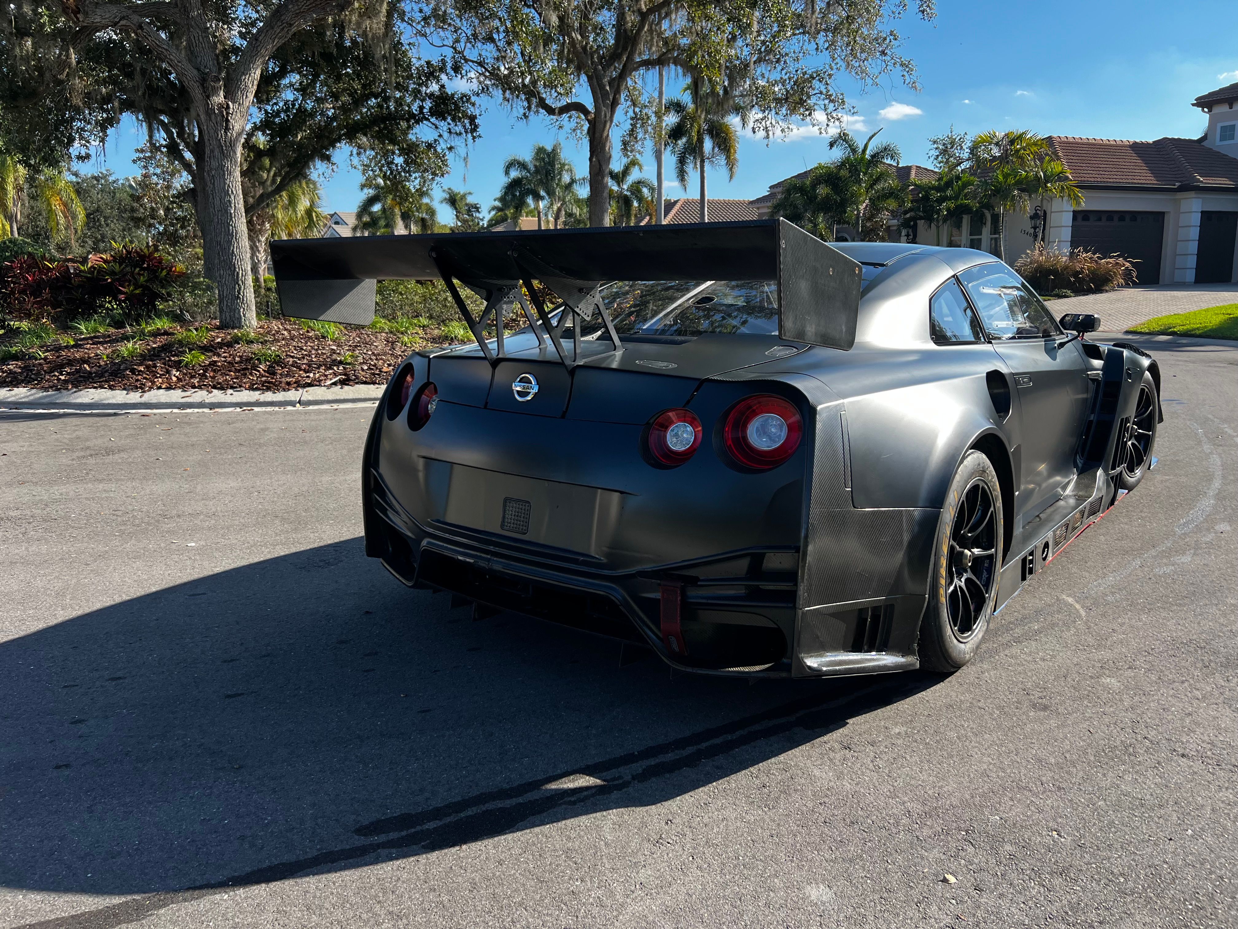 2018 निसान जीटी-आर जीटी3 रेस कार, साथ में 100,000 डॉलर से अधिक के स्पेयर पार्ट्स।