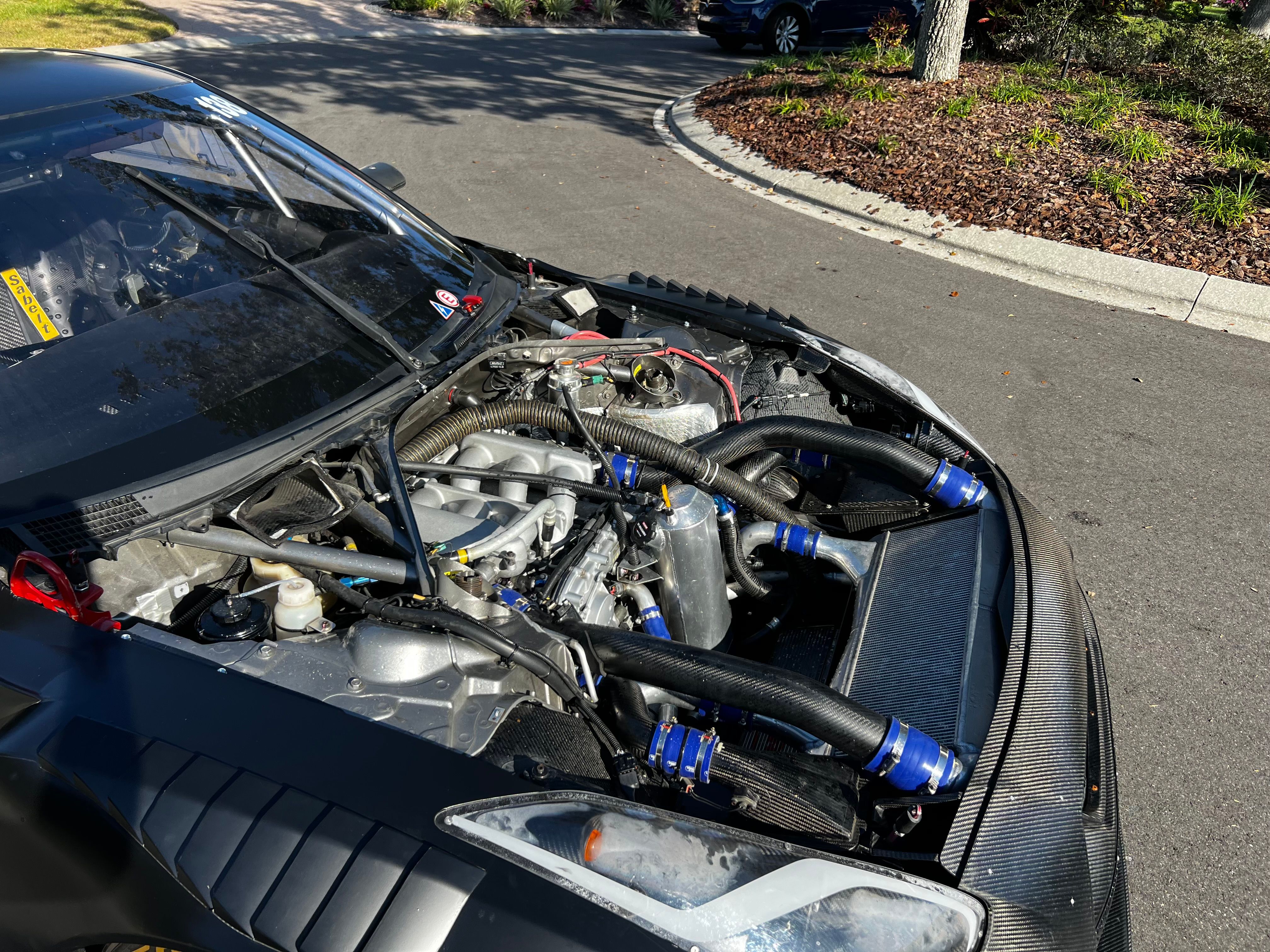 2018 निसान जीटी-आर जीटी3 रेस कार, साथ में 100,000 डॉलर से अधिक के स्पेयर पार्ट्स।