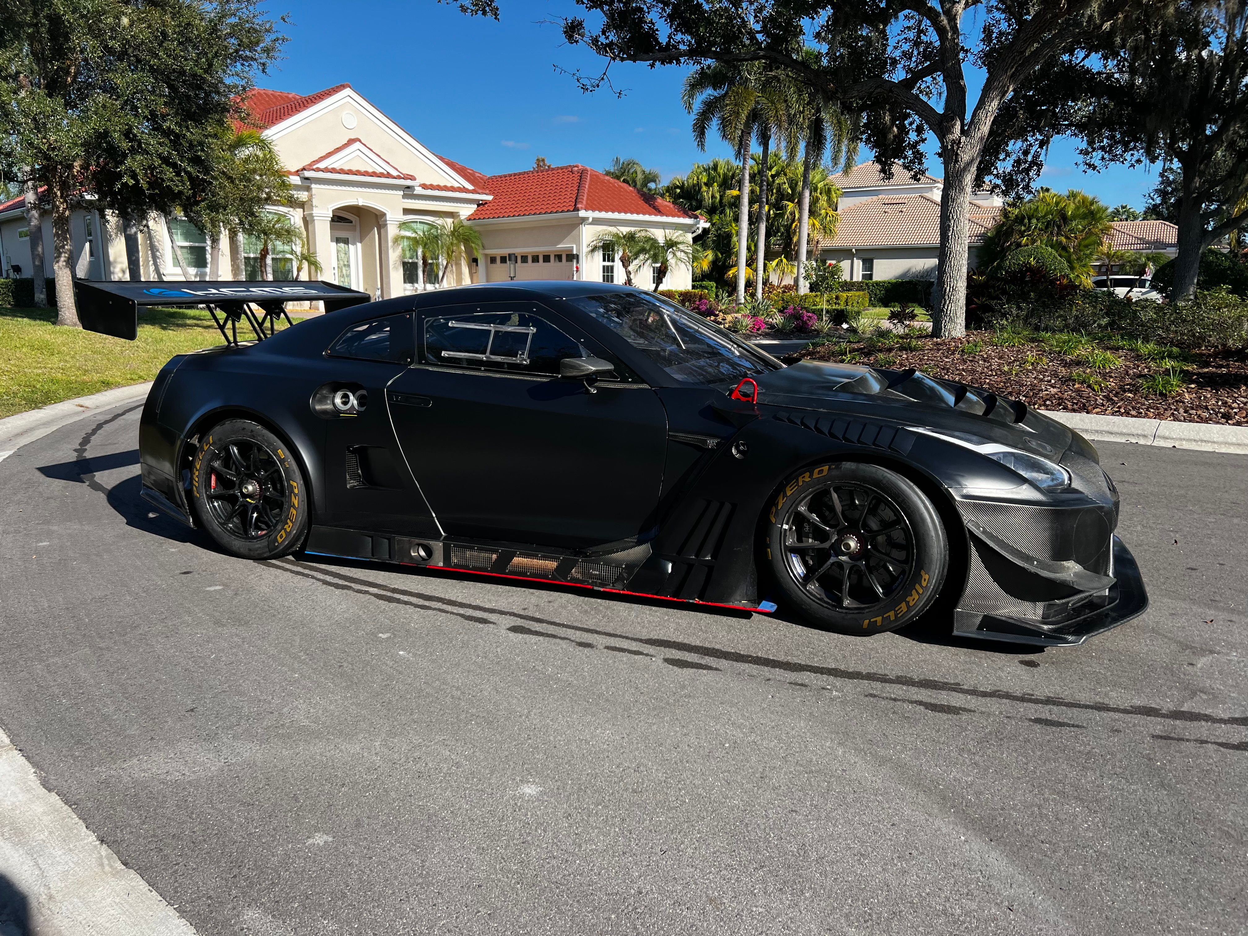 2018 निसान जीटी-आर जीटी3 रेस कार, साथ में 100,000 डॉलर से अधिक के स्पेयर पार्ट्स।