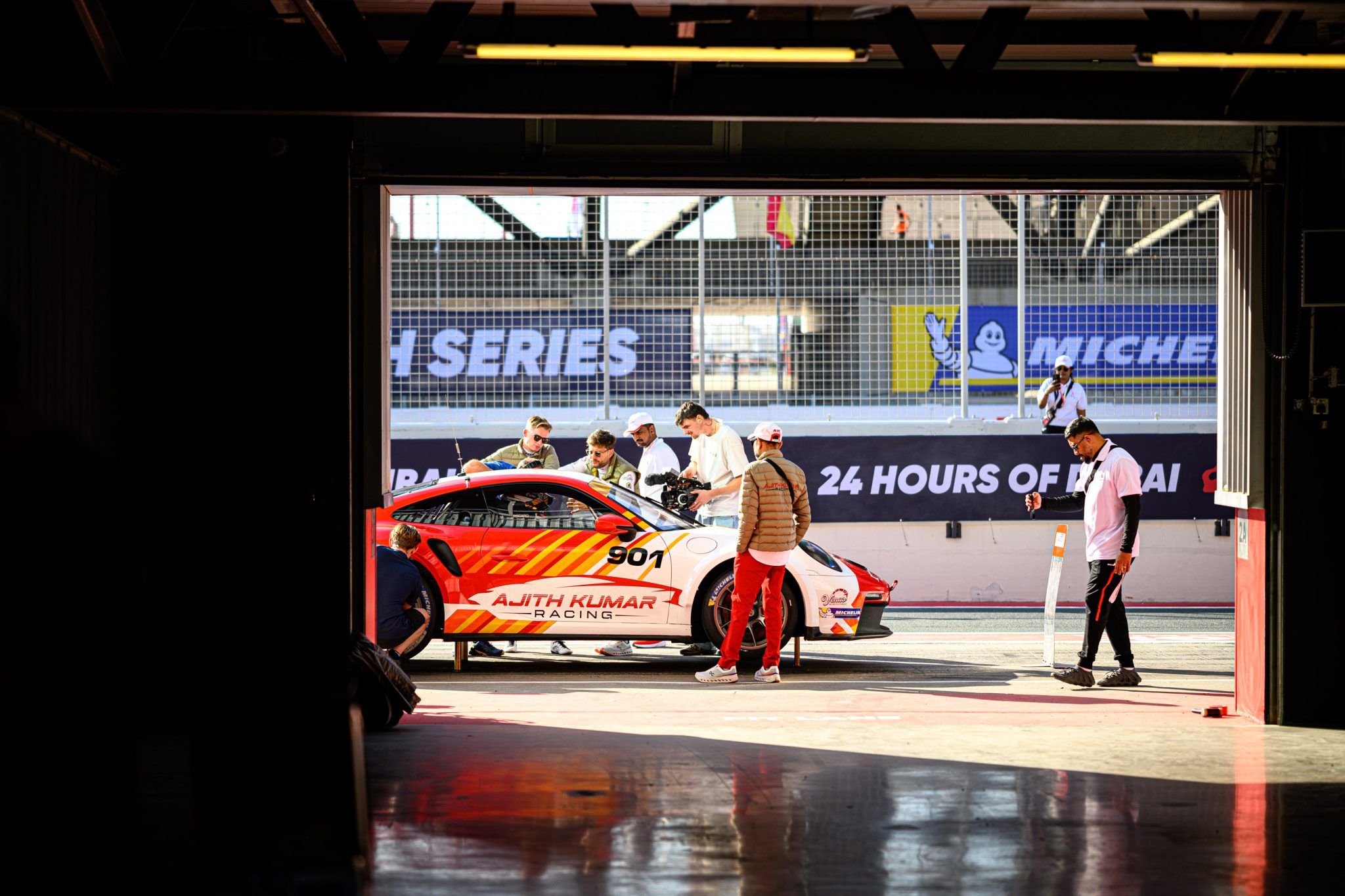 RedAnt Racing with Ajith Kumar Racing 的图库/照片/图片