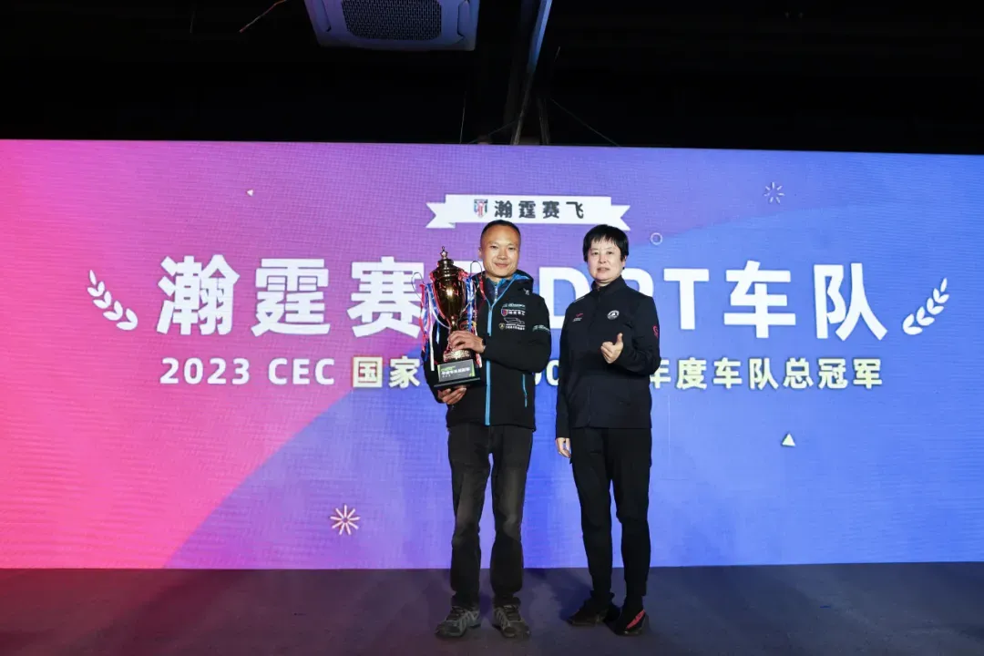 Tres coches atacan al equipo Hanting DRT para defender el honor