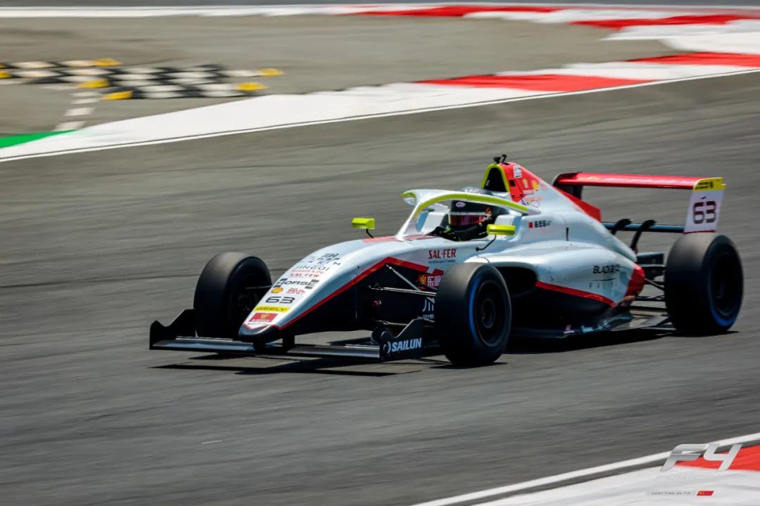 1日目 Yinqiao ACM GEEKEレーシングチームの張志摩選手がデビュー戦で2つのポールポジションを獲得