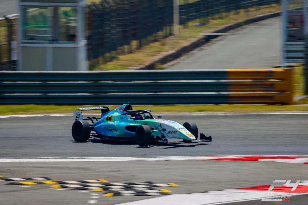 1日目 Yinqiao ACM GEEKEレーシングチームの張志摩選手がデビュー戦で2つのポールポジションを獲得