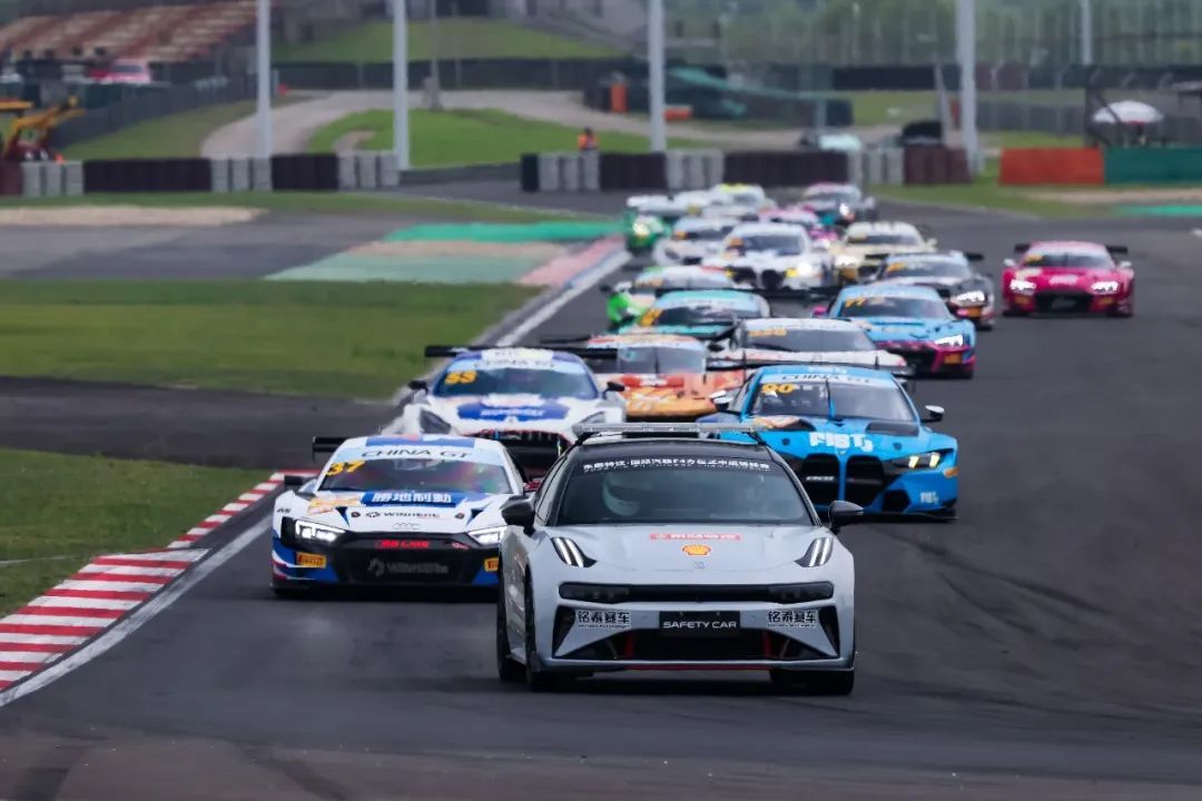 Druhý závod China GT Shanghai 2025 skončil vášnivě