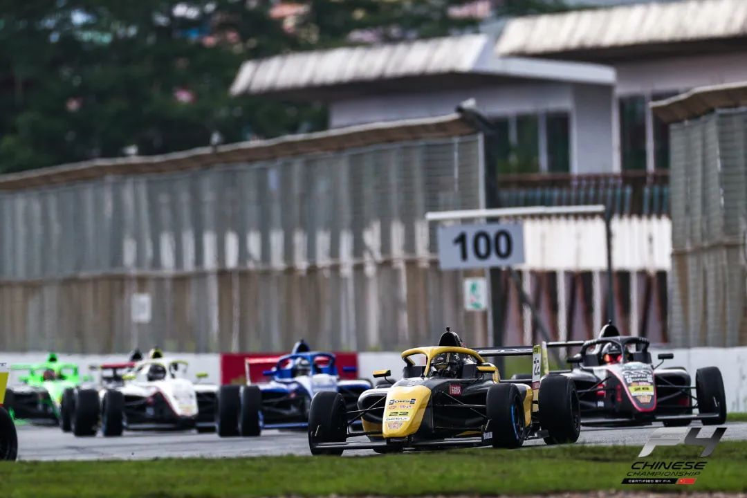 Ang SilverRocket AME Formula Team ay gumaganap ng malakas na nota sa track