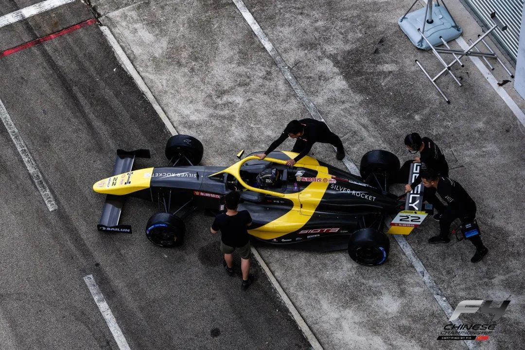 Ang SilverRocket AME Formula Team ay gumaganap ng malakas na nota sa track