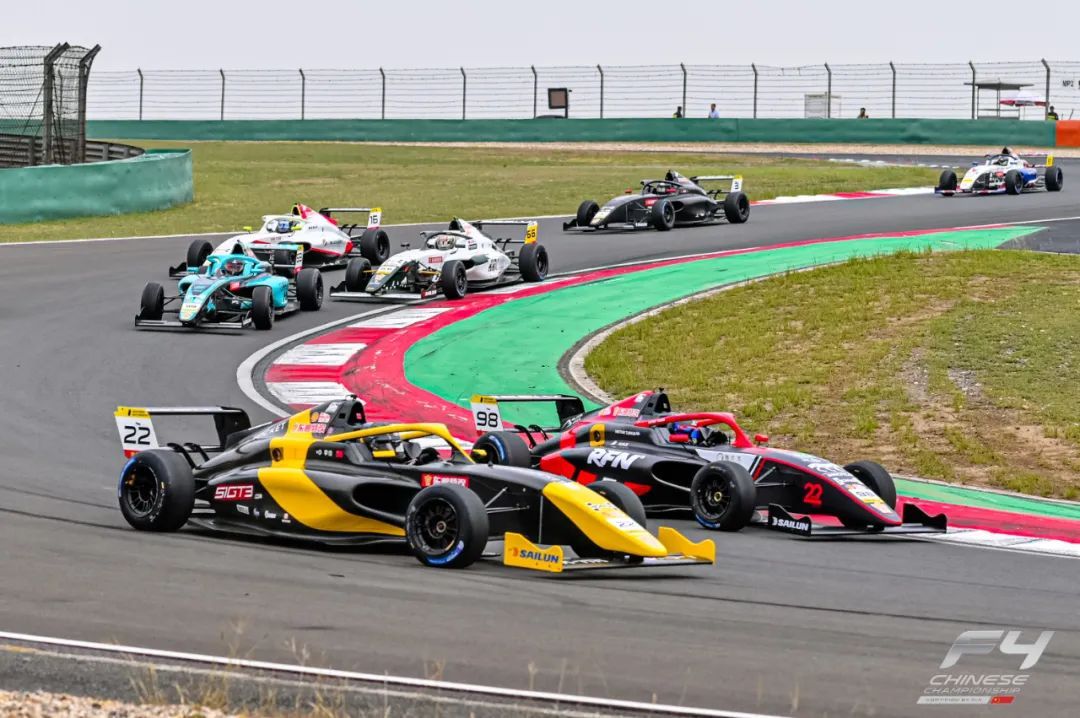 Ang SilverRocket AME Formula Team ay gumaganap ng malakas na nota sa track