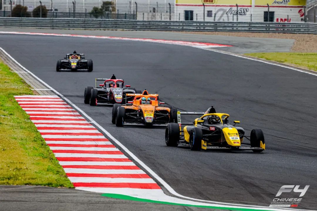 Ang SilverRocket AME Formula Team ay gumaganap ng malakas na nota sa track