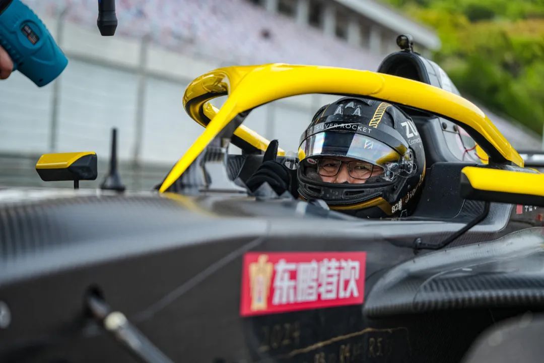 Ang SilverRocket AME Formula Team ay gumaganap ng malakas na nota sa track