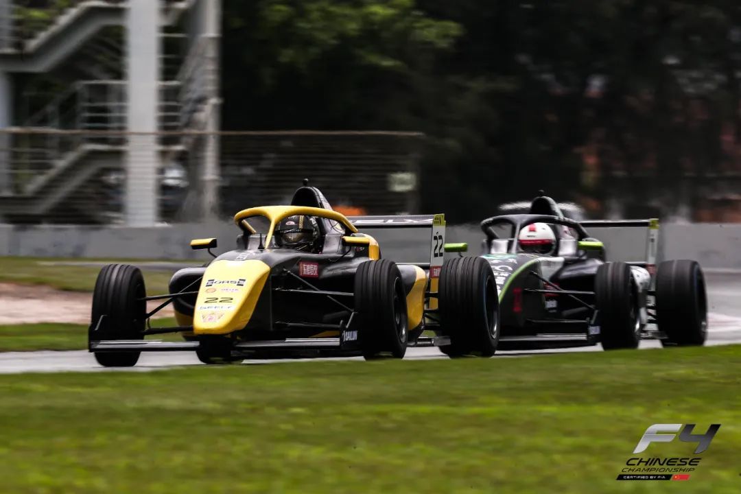 Ang SilverRocket AME Formula Team ay gumaganap ng malakas na nota sa track