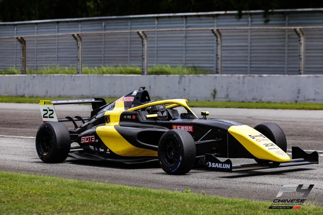 Ang SilverRocket AME Formula Team ay gumaganap ng malakas na nota sa track