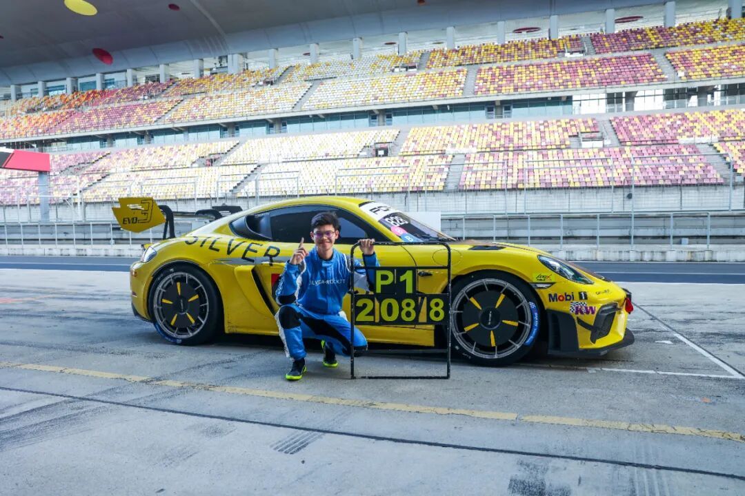 La SilverRocket GT4RS batte il record di velocità per auto da strada del circuito internazionale di Shanghai! 2:08:80