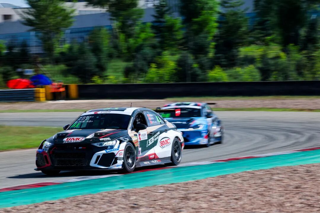 Nagtatampok ang CTCC China Cup Ordos Station ng high-speed showdown, kung saan ang racecourse ay nagpapalakas ng matinding kompetisyon.