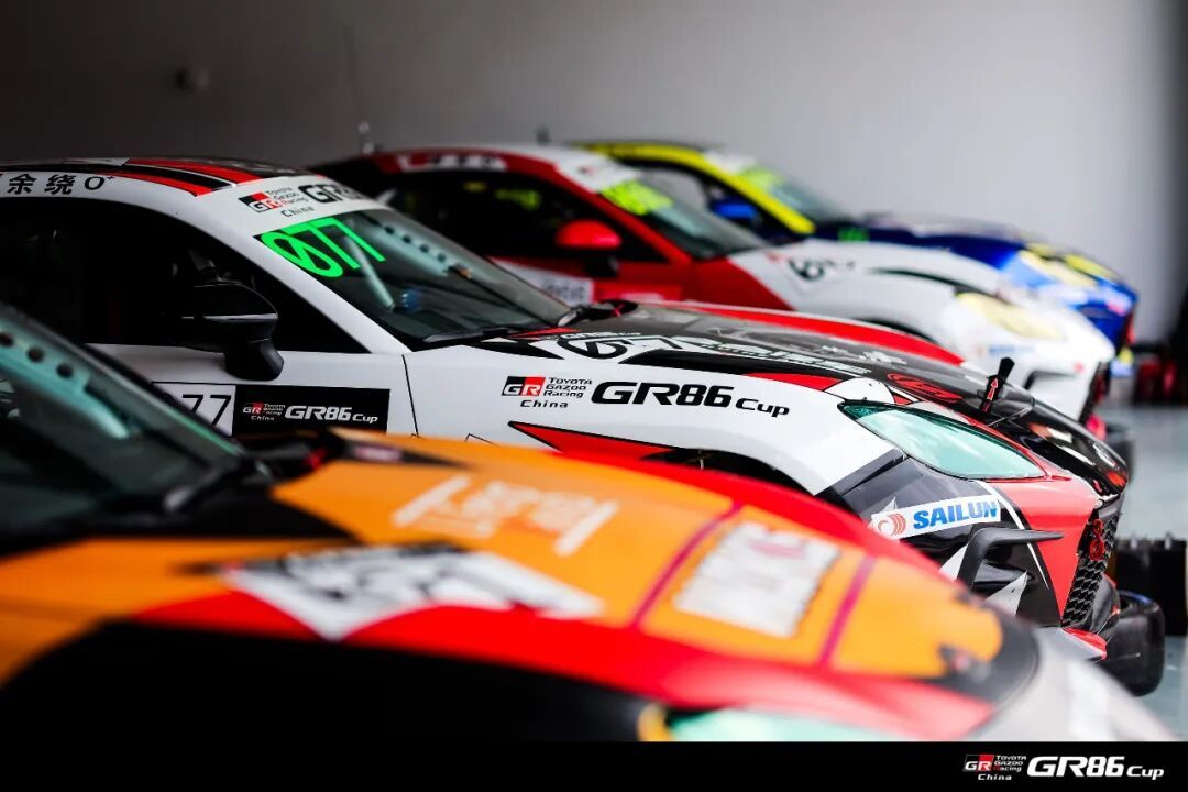 وتحقق شركة Sailun Tires تقدمًا كبيرًا على كلا الجبهتين، حيث تقدم الدعم الكامل للمنافسة على المضمار.