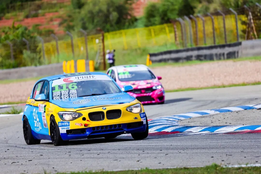 Nagtatampok ang CTCC China Cup Ordos Station ng high-speed showdown, kung saan ang racecourse ay nagpapalakas ng matinding kompetisyon.