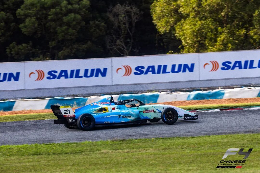 وتحقق شركة Sailun Tires تقدمًا كبيرًا على كلا الجبهتين، حيث تقدم الدعم الكامل للمنافسة على المضمار.